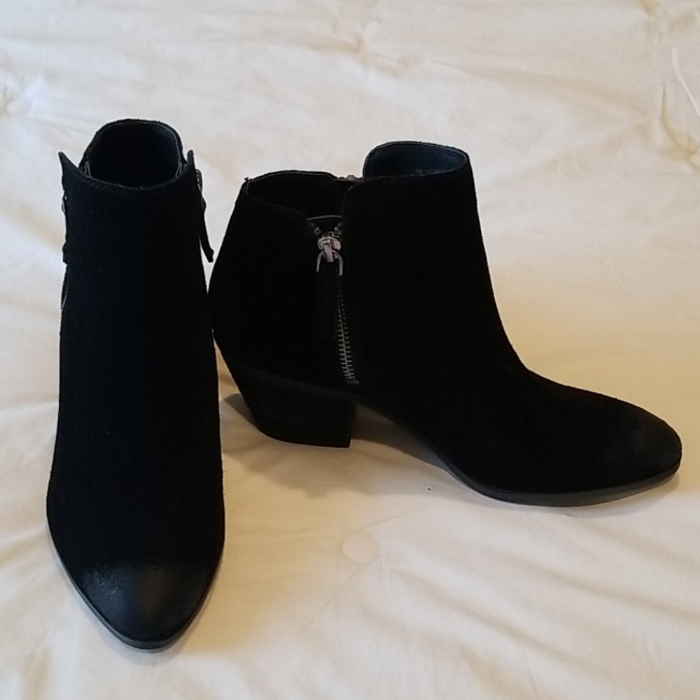 NWOT Frye black booties